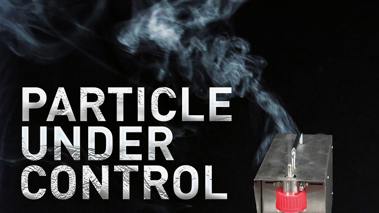 Staubgenerator in Arbeitsumgebung, dar&uuml;ber Motto "Particle under control"