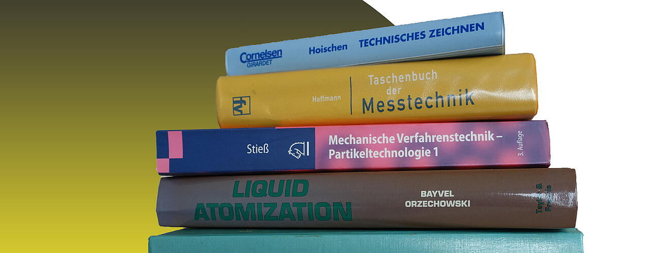 B&uuml;cherstapel vor gelbem Kreis