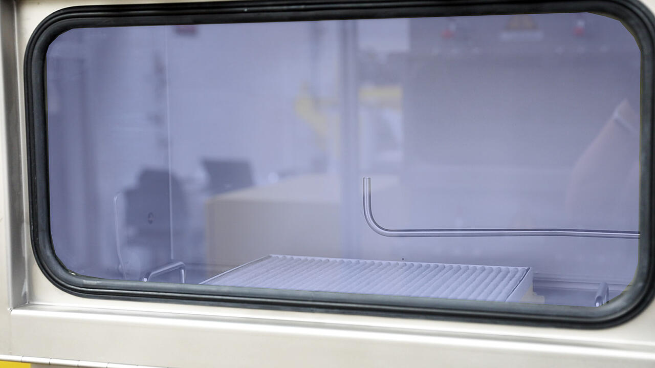 Sichtfenster Pr&uuml;fstand PAF113 mit Filter im Inneren