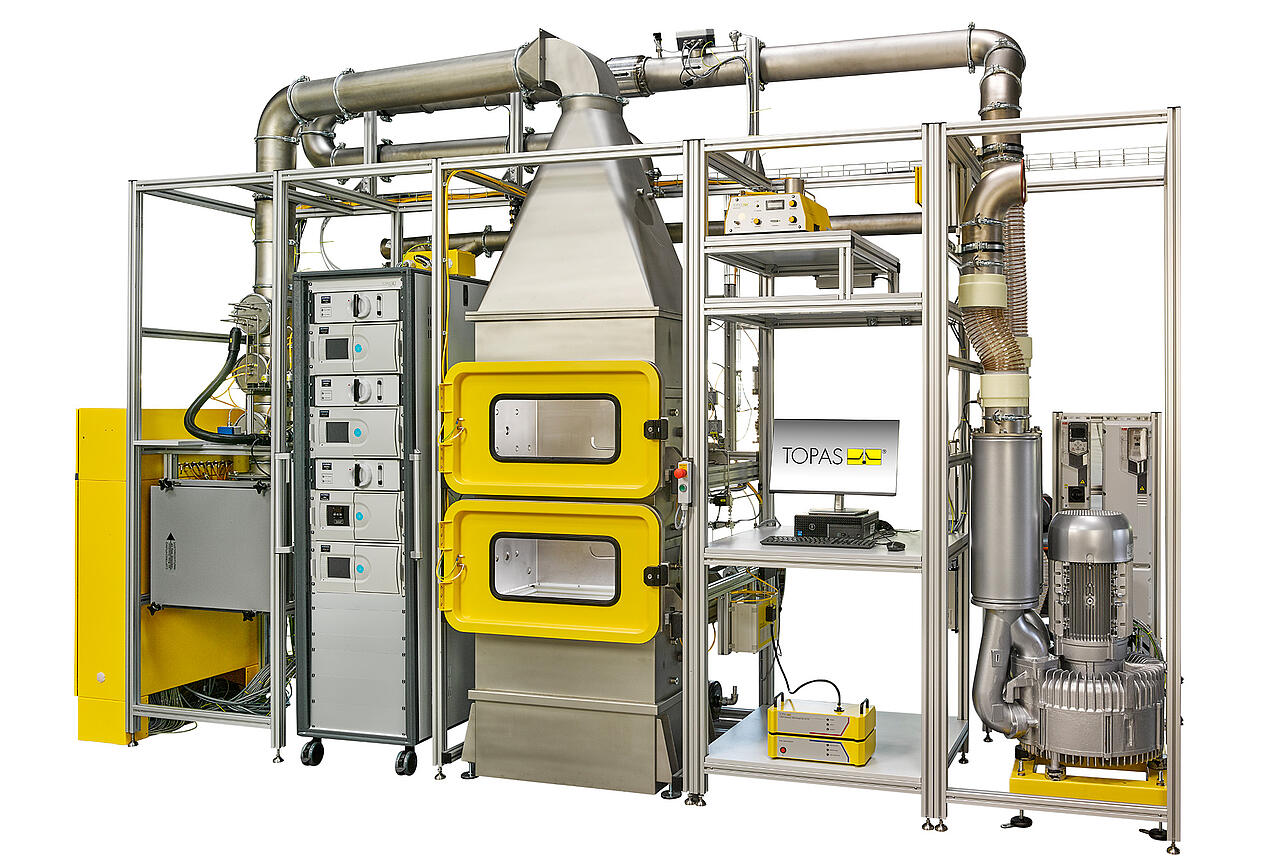 Frontalansicht FCT 113 f&uuml;r Pr&uuml;fung von Ansaugluftfiltern, ge&ouml;ffnetes gelbes Fenster, Schriftzug oben rechts "Coming Soon"