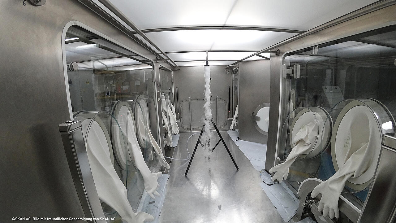 Arbeit im Reinraum: Sicherheitswerkbank (Handschuhbox) mit CFG-Nebelgenerator Nebelgenerator CFG 290 in Handschuhbox