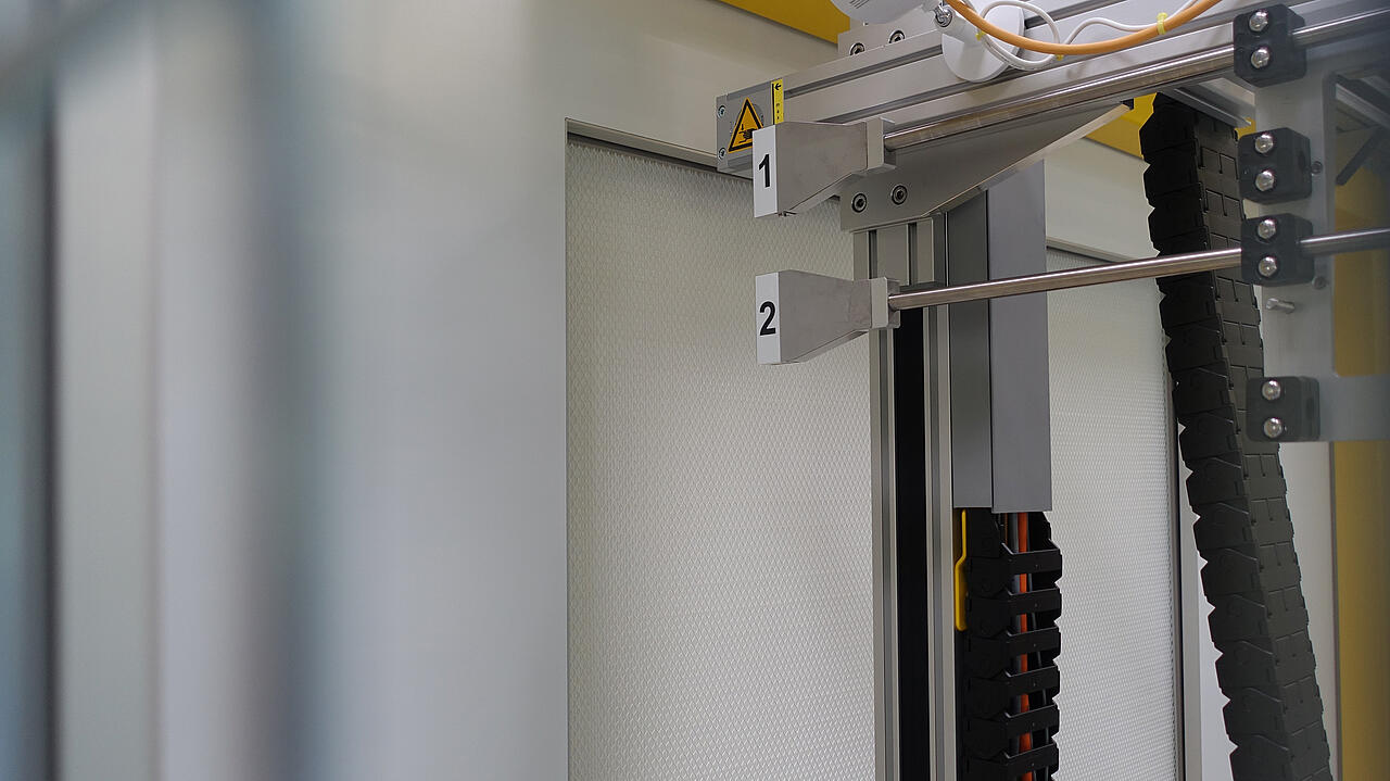 Sensoren eines Prüfsystems scannen einen Filter