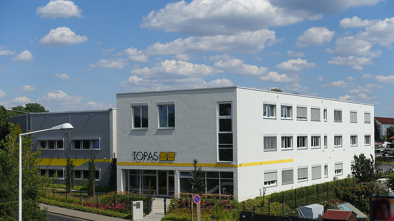 Firmengeb&auml;ude im Sommer